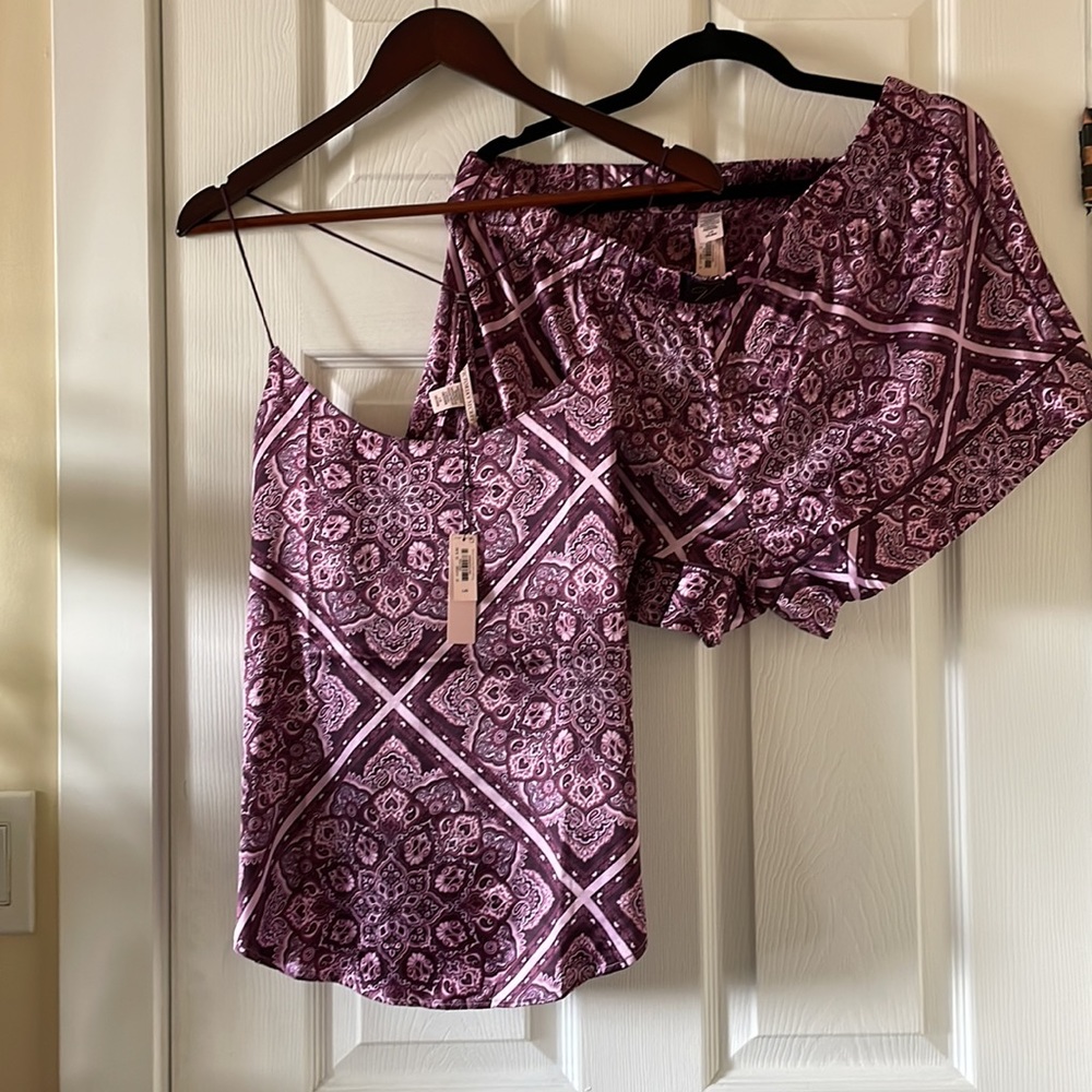 NWT. Victoria’s Secret satin Pajama set paisley pink shorts top set - Picture 2 of 5